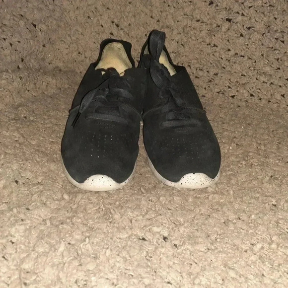 UGG-Tye-Treadlite Nubuck Black Sneakers-Perforated/Lace Up-Sz 8-Excellent - Picture 3 of 7